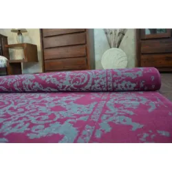 Bordeauxfarbener Vintage Teppich, ideal für das Kinderzimmer