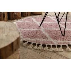 Moderner Teppich in Rosa und Weiß, perfekt für stilvolle Räume