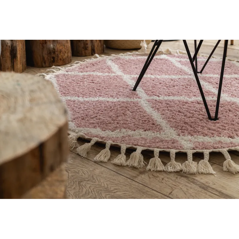 Moderner Teppich in Rosa und Weiß, perfekt für stilvolle Räume