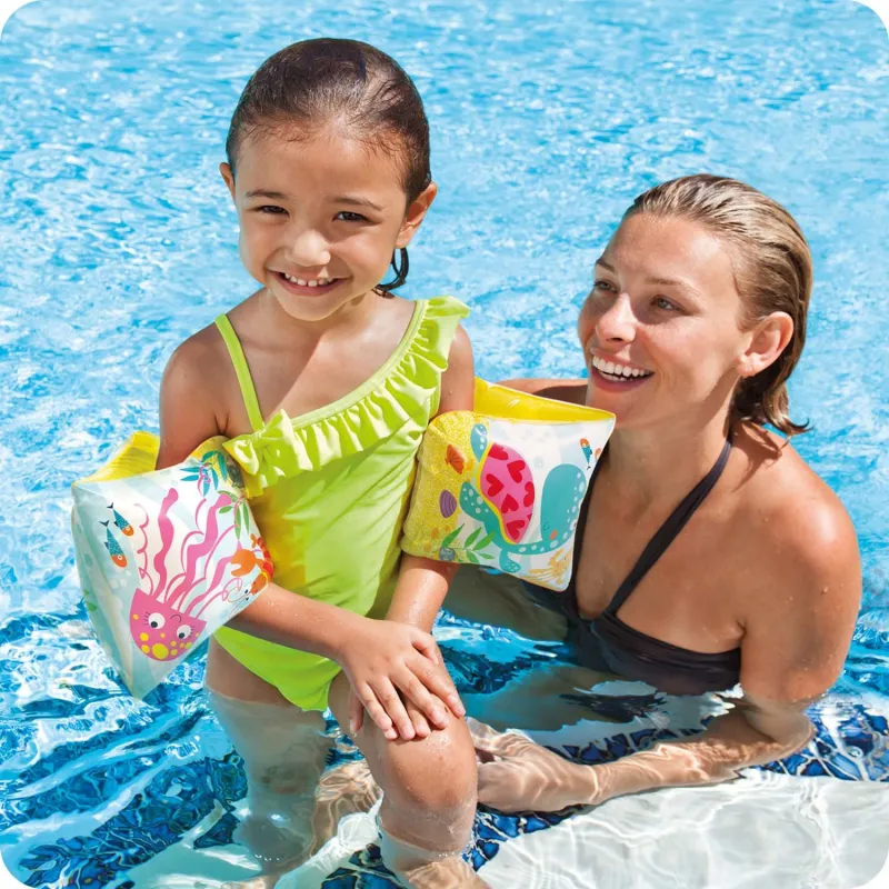 Komfortable Kinder-Schwimmflügel, sicher für das Spielen im Pool