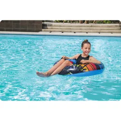 Stylischer blauer Schwimmring, tolles Accessoire für Strand oder Pool
