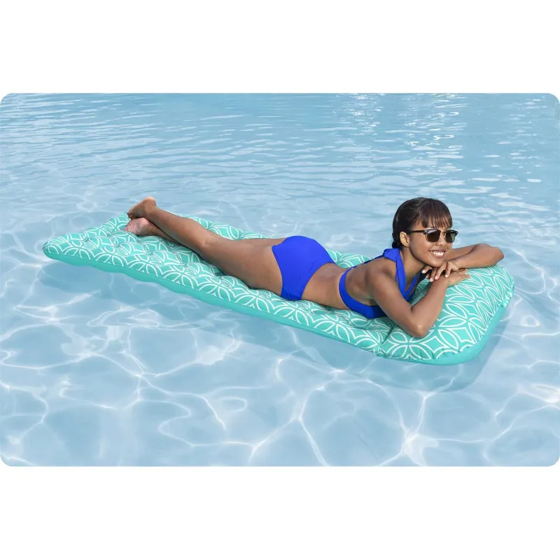 Bequeme aufblasbare Luftmatratze in Blau, ideal für den Sommer am Pool