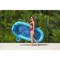 Bunte aufblasbare Luftmatratze, ideal für den Sommer am Wasser