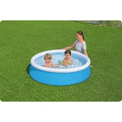 Kinderpool, der Freude und Abkühlung an heißen Tagen bietet