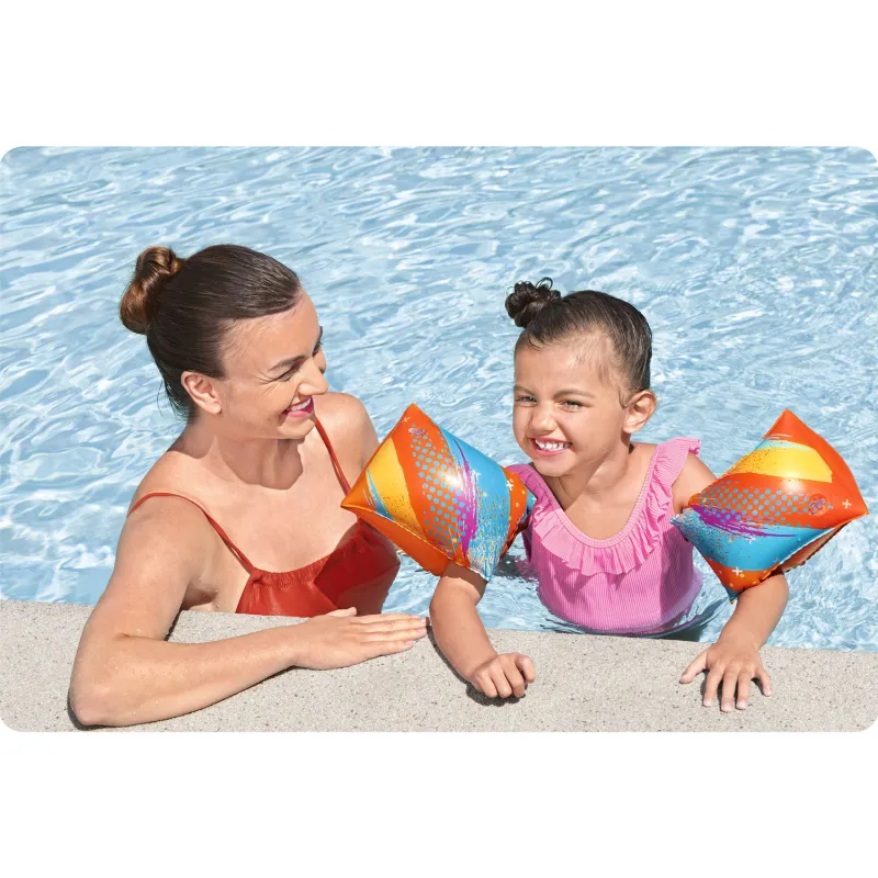 Blaue Schwimmflügel, ideal für Kinder im Wasser