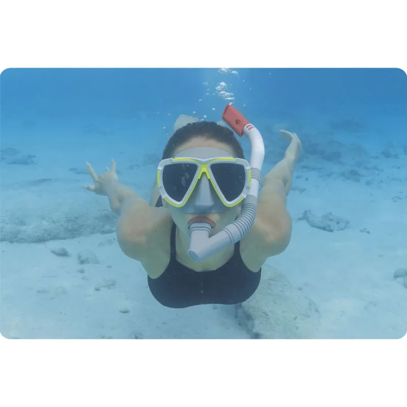 Weißes Tauchset, ideal für Sommerabenteuer im Wasser
