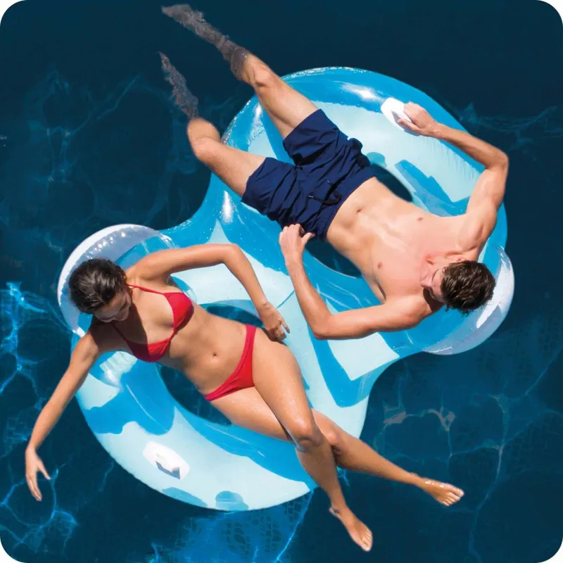 Blauer Aufblasbarer Sessel, ideal für entspannende Tage am Wasser