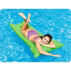 Grüne Luftmatratze, ideal zum Entspannen im Garten oder am Strand