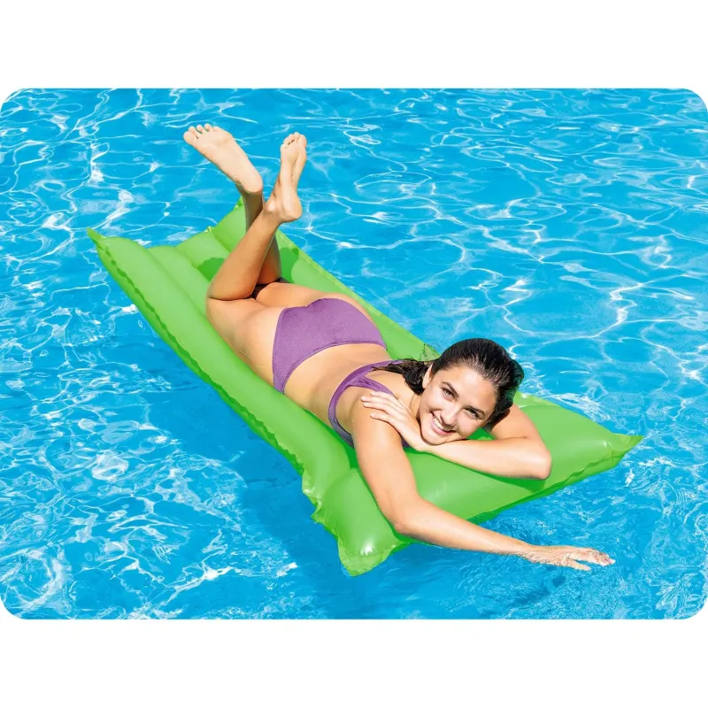 Grüne Luftmatratze, ideal zum Entspannen im Garten oder am Strand