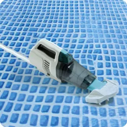 Poolreiniger mit ergonomischem Griff, hervorragend zur Reinigung des Wassers