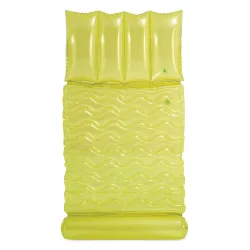 Bequeme limettenfarbene Schwimmmatte, ideal für Strandtage